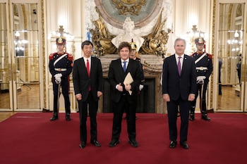 El presidente Javier Milei, acompañado por el canciller Pablo Quirno, recibe a un diplomático extranjero en un salón de la Casa Rosada