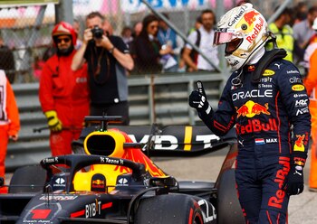Formula One F1 - Emilia Romagna Grand Prix - Autodromo Enzo e Dino Ferrari, Imola, Italy - April 23, 2022 Red Bull's Max Verstappen celebrates after winning the sprint race REUTERS/Guglielmo Mangiapane/Pool