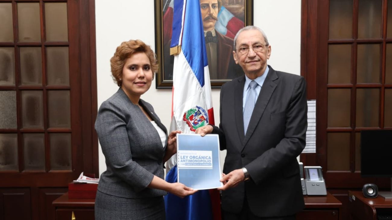 La Comisión Nacional de Defensa de la Competencia presenta al Poder Ejecutivo un anteproyecto de Ley Orgánica Antimonopolio en República Dominicana. (Cortesía: Presidencia de República Dominicana)