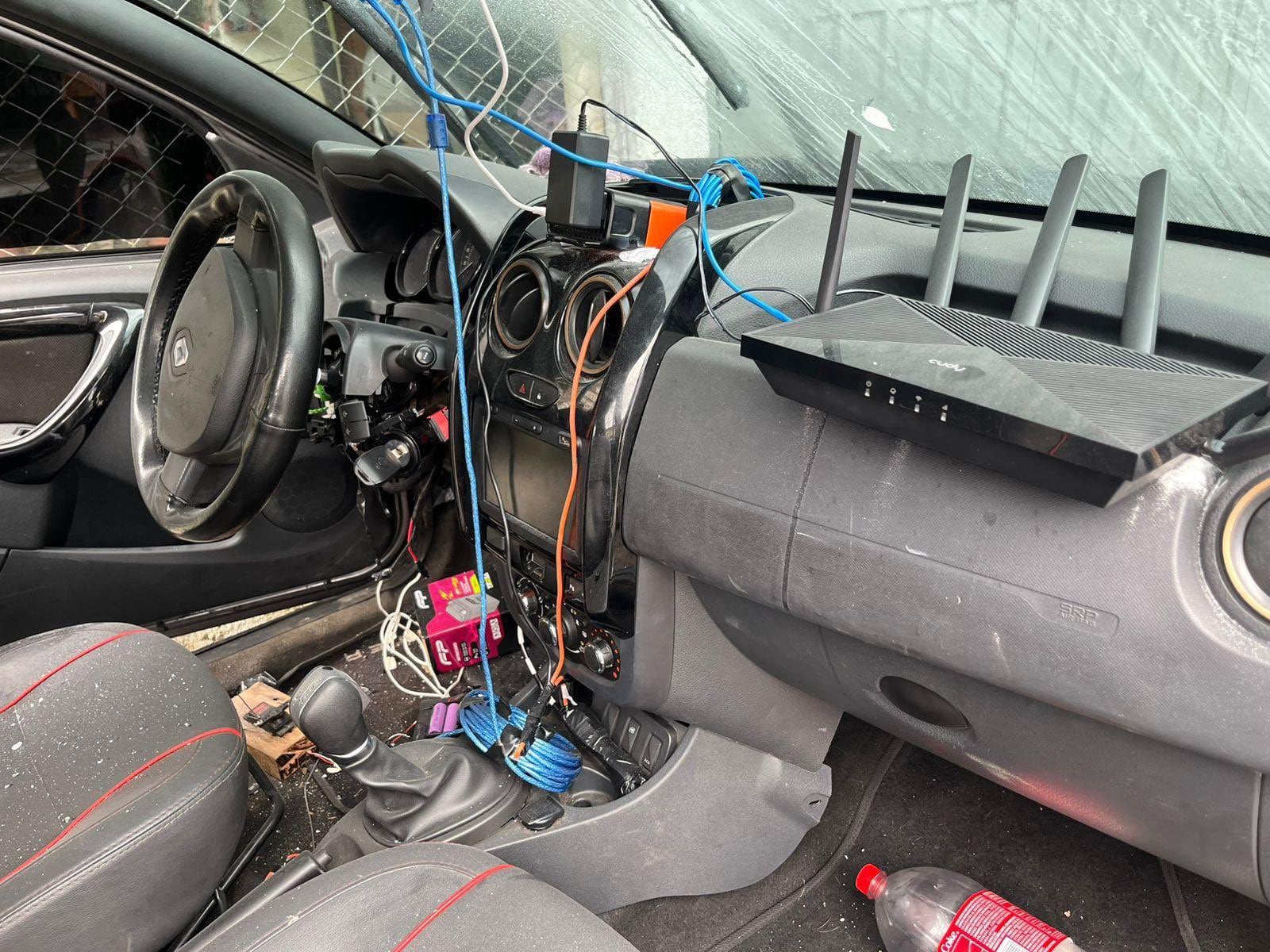 Así estaba dispuesto el vehículo que iba a explotar en la estación de Policía de Belén de Andaquíes, Caquetá - crédito @dona_pily2/X