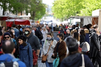 FOTO DE ARCHIVO. Decenas de personas se aglomeran en un mercado de alimentos en Berlín. REUTERS/Christian Mang