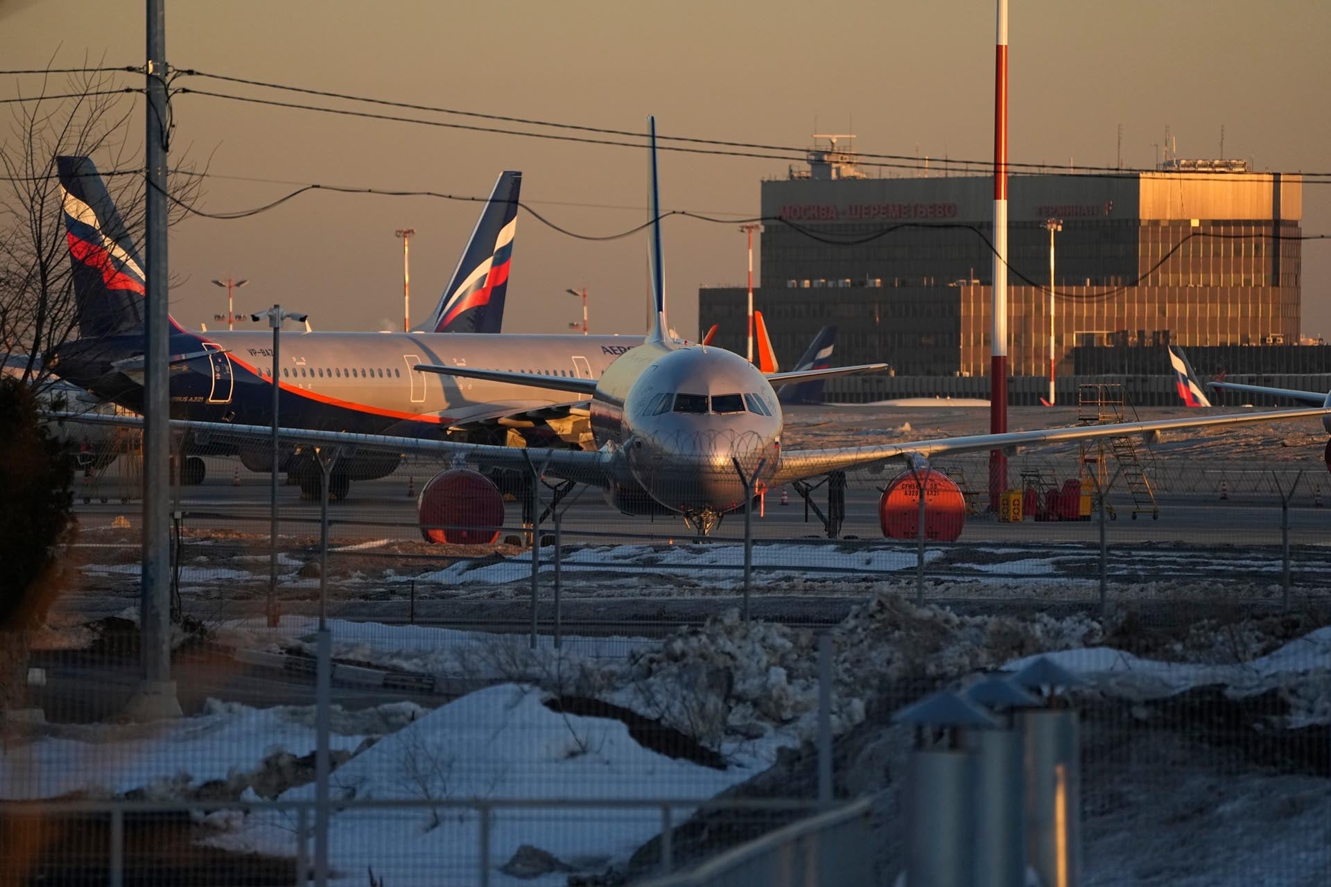 Se reportaron restos de drones en el aeropuerto de Sheremétievo, lo que llevó a restricciones temporales en el espacio aéreo junto con otros tres aeropuertos de la capital rusa