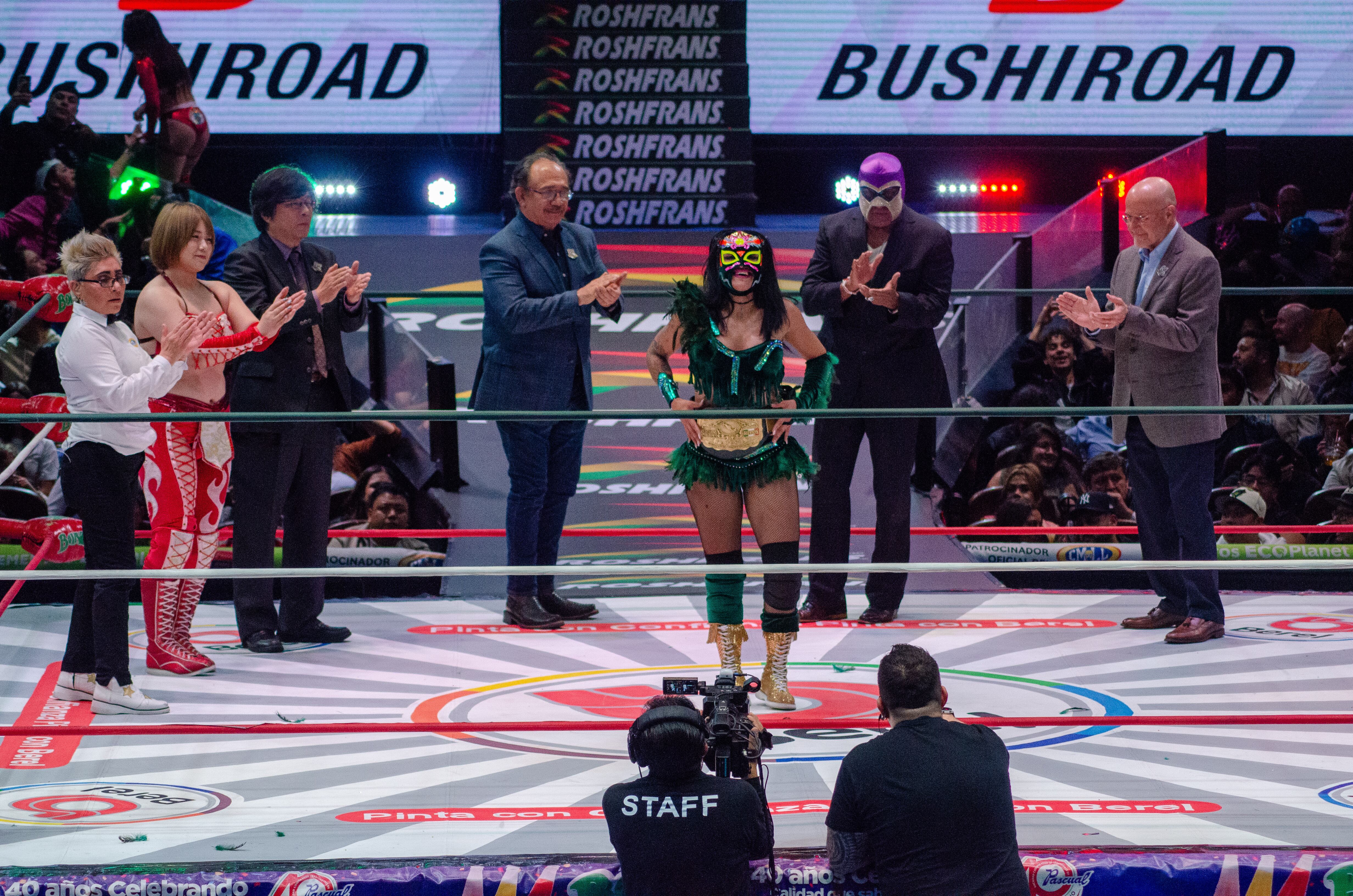 La Campeona Nacional Femenil retuvo su presea tras vencer a Kira recibió el cinturón de manos de Maika y Takaaki Kidani de Stagom y NJPW. (CMLL / Óscar Reyes)