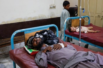 Un hombre, enfermo de diarrea,