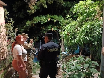 Efectivos de la Policía Nacional Civil y la Fuerza Armada resguardan la escena del homicidio registrado en la colonia Tikal Sur, Apopa, tras la captura del principal sospechoso (Cortesía: Comandos de Salvamento).
