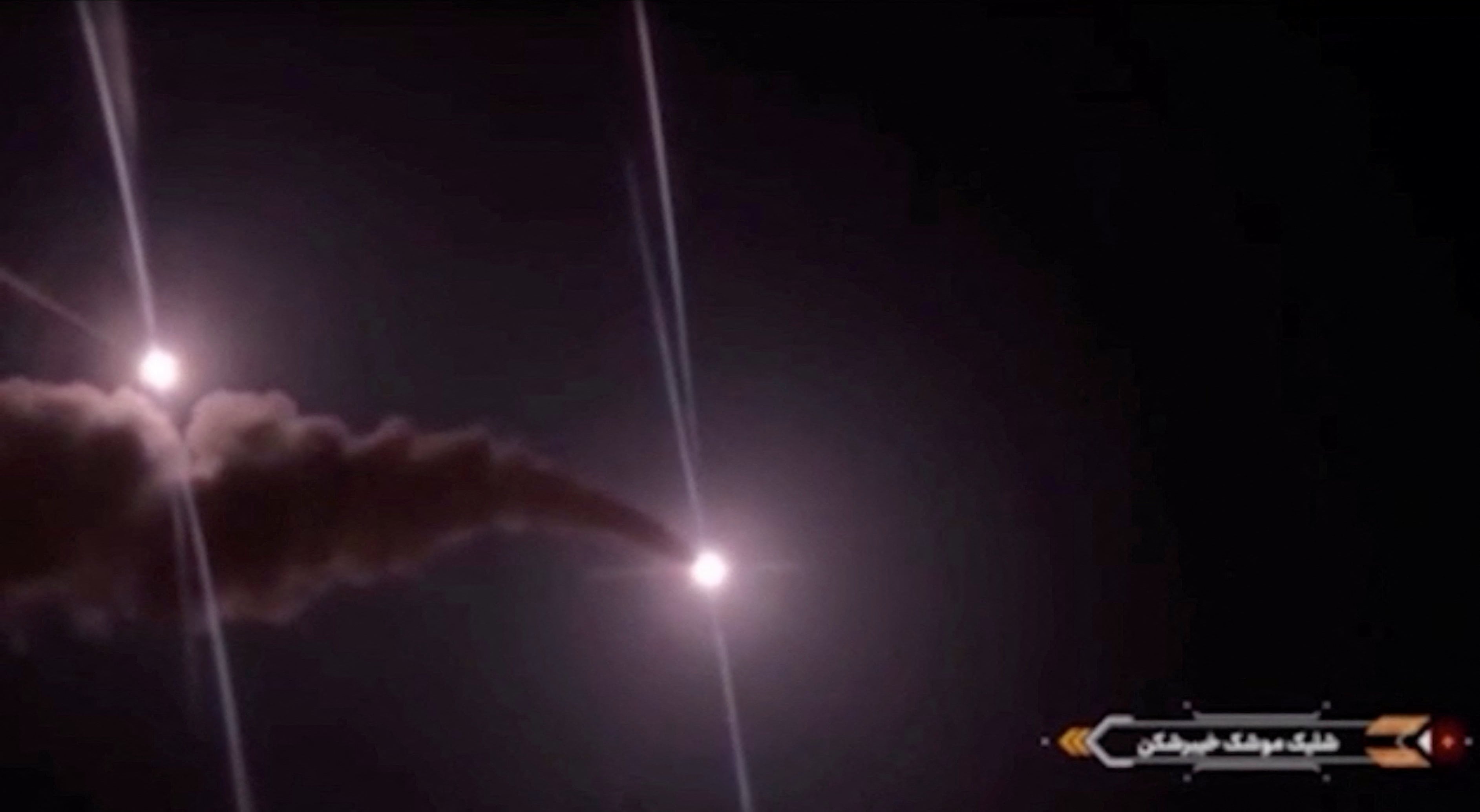 Proyectiles surcan el cielo en esta captura de pantalla tomada de imágenes publicadas por las autoridades iraníes, que supuestamente muestran misiles lanzados contra objetivos militares estadounidenses en Jordania (Agencia de Noticias Wana vía REUTERS)