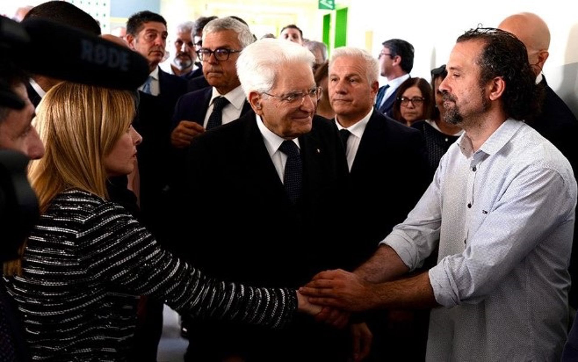 La primera ministra italiana, Giorgia Meloni, saluda a Luca Signorelli, el civil que redujo al atacante, durante su visita al hospital de Baggiovara en Módena, el 17 de mayo de 2026. (GIORGIA MELONI/X)