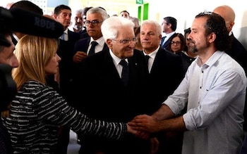 La primera ministra italiana, Giorgia Meloni, saluda a Luca Signorelli, el civil que redujo al atacante, durante su visita al hospital de Baggiovara en Módena, el 17 de mayo de 2026. (GIORGIA MELONI/X)