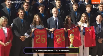 La familia real recibe a los jugadores de la Selección Española de Fútbol tras su victoria en el Mundial. (RTVE)
