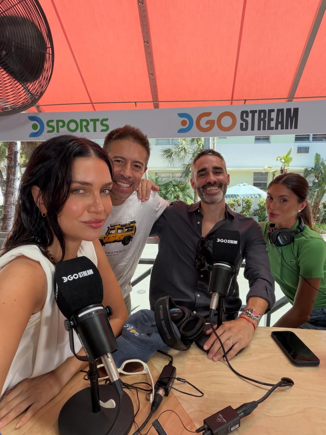 Zaira Nara posa sonriente junto a sus compañeros de DGO Stream durante una transmisión en vivo desde Miami (Instagram)