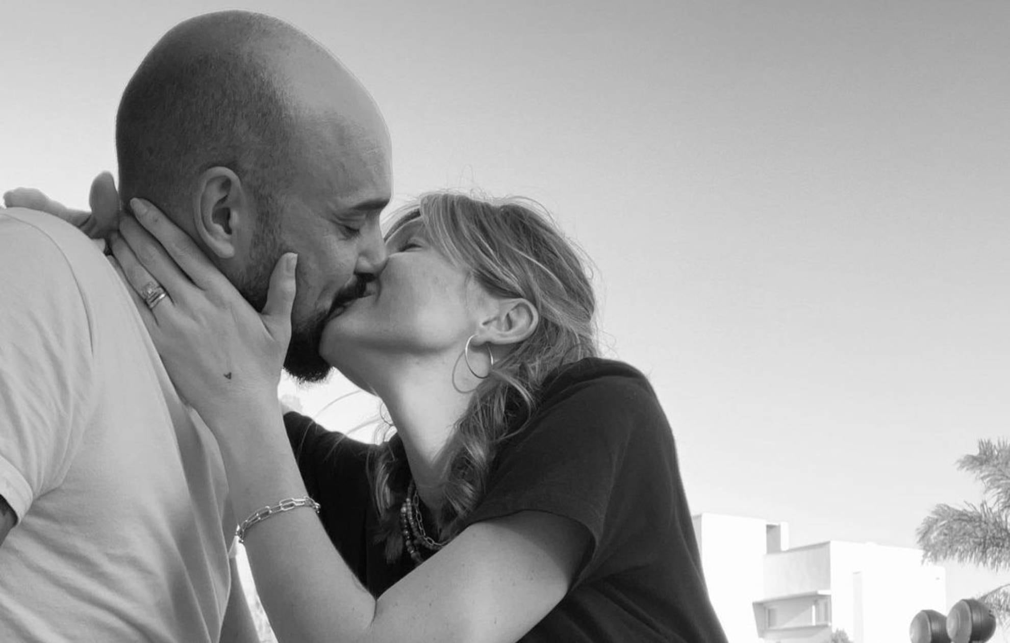 “Te amamos con locura”, escribió el cantante en la dedicatoria a su esposa