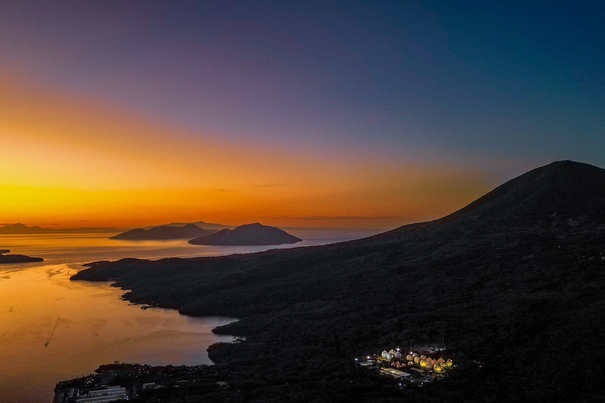 Es un destino frecuente para el turismo de naturaleza y aventura, con rutas señalizadas para senderismo, acampada y observación de aves. Desde sus miradores, especialmente el conocido como “Mirador Espíritu de la Montaña”, los visitantes pueden contemplar el amanecer, el golfo, las islas del sector y el puerto de La Unión. El parqueo, las áreas de campamento y los servicios básicos son gestionados por una cooperativa local, que también ofrece guías turísticos y actividades complementarias. /(Mitur)