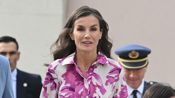 La reina Letizia vuelve de sus vacaciones en apoyo a los enfermeros con un vestido camisero de flores y tacones moderados