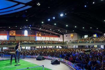 Kalimba ofreció su testimonio ante miles de feligreses en la Iglesia Tabernáculo Bíblico Bautista Amigos de Israel Central, en San Salvador (Cortesía: Tabernáculo).