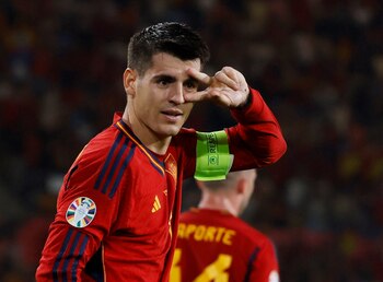 Morata celebra un gol con