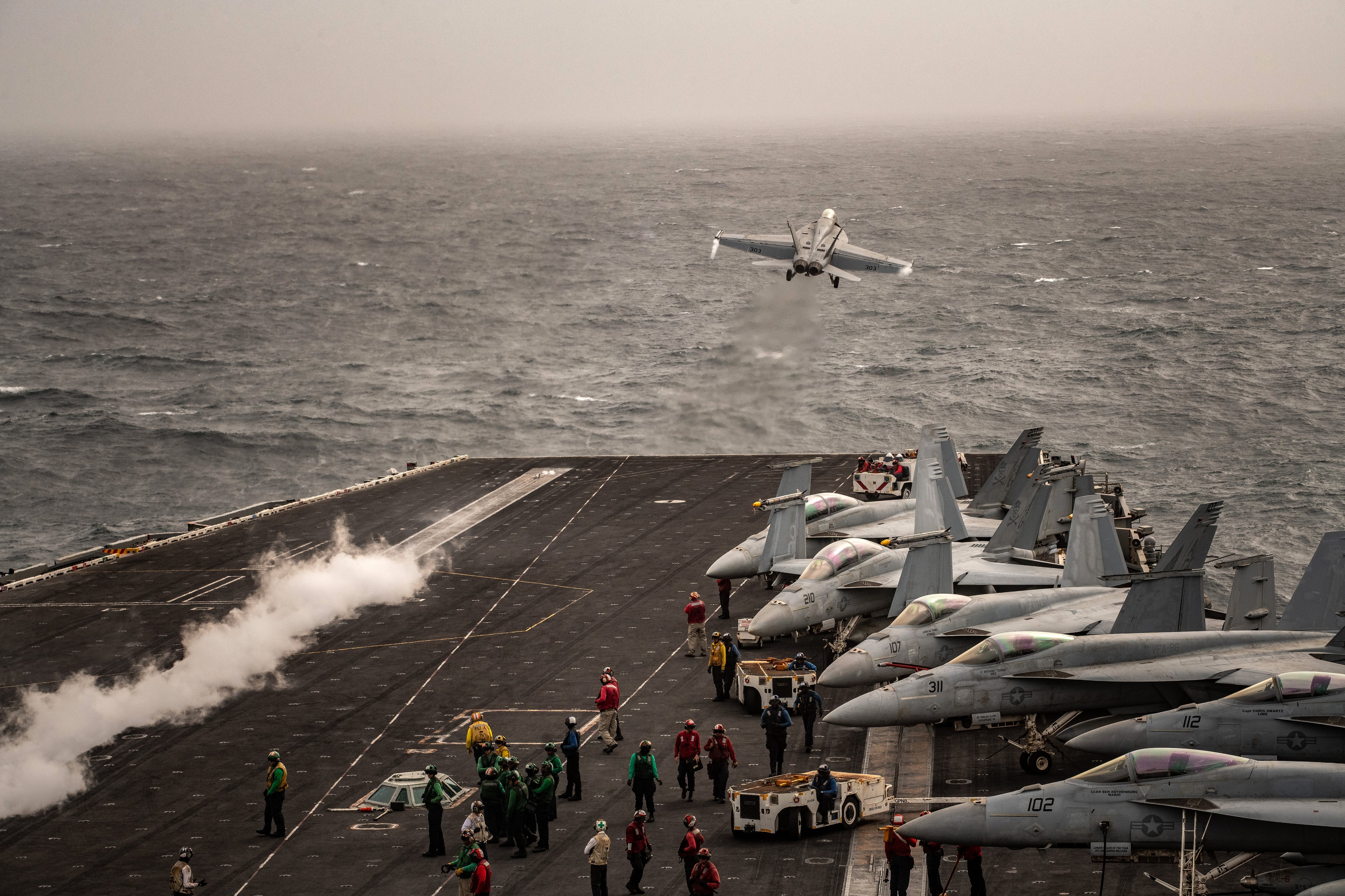 Un F/A-18 Super Hornet despegando de la cubierta de vuelo del portaaviones USS Abraham Lincoln. (Bryan Denton/The New York Times)