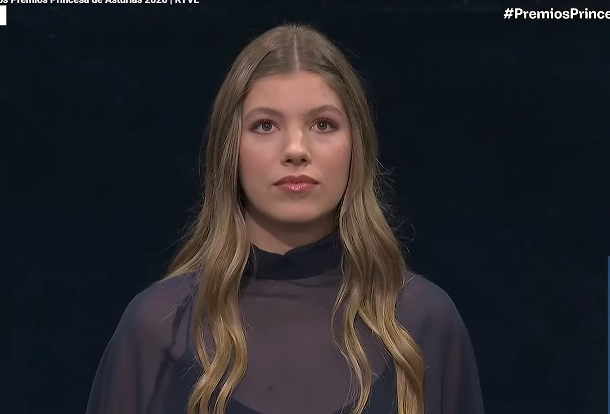 La infanta Sofía repite con un vestido azul marino con capa para la gala de los Premios Princesa de Asturias 2026