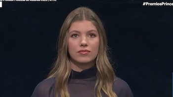La infanta Sofía repite con un vestido azul marino con capa para la gala de los Premios Princesa de Asturias 2026