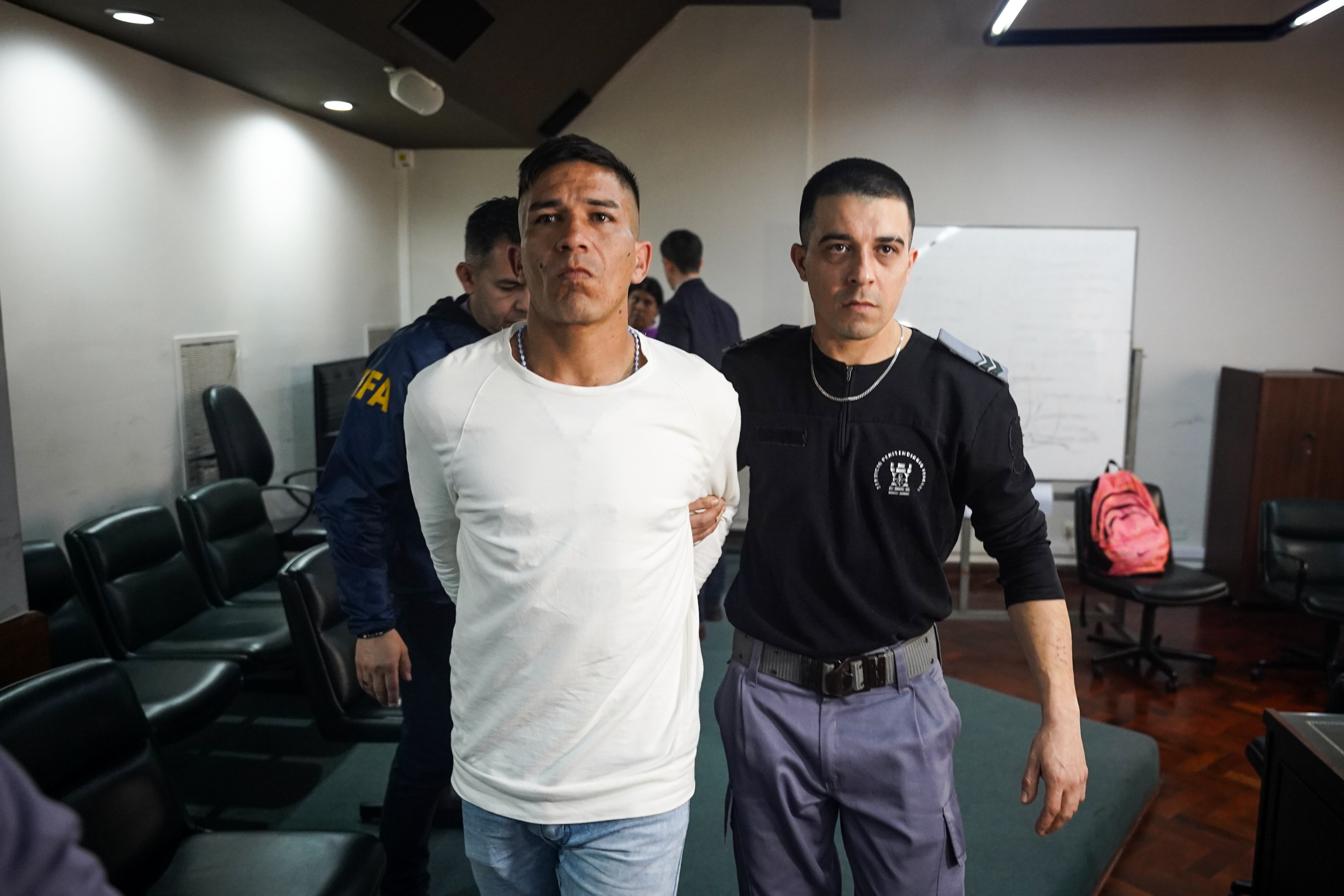 El momento en el que Suárez fue retirado de la sala