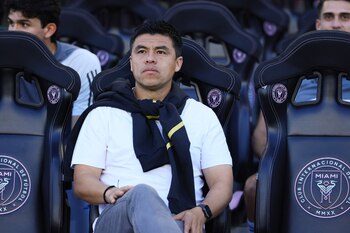 May 29, 2024; Fort Lauderdale, Florida, USA; Atlanta United head coach Gonzalo Pineda looks on before the match against Inter Miami CF at Chase Stadium. Mandatory Credit: Sam Navarro-USA TODAY Sports