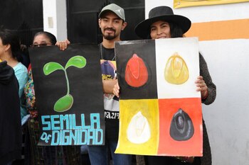 Simpatizantes de Bernardo Arévalo asisten