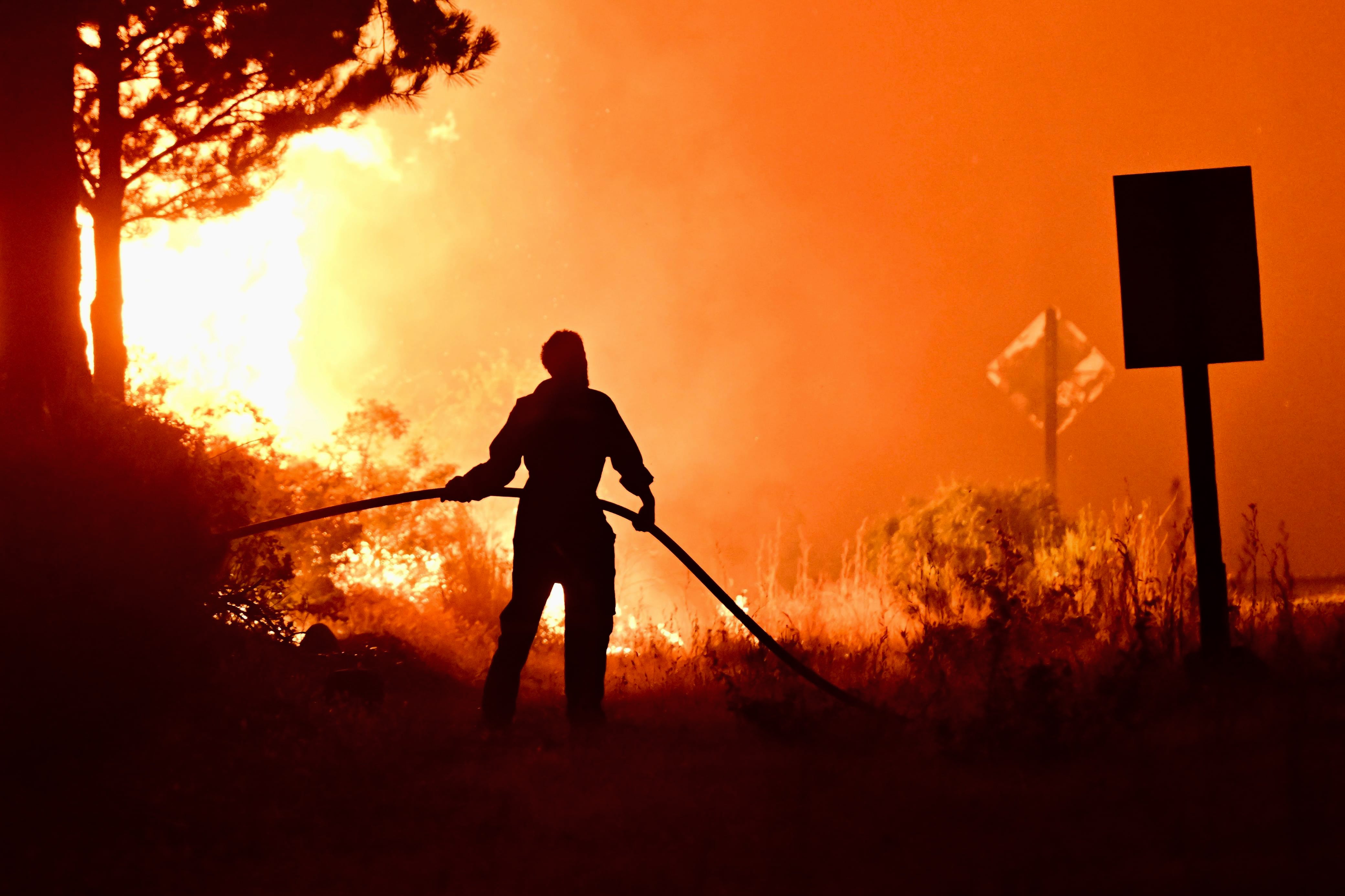 Chubut enfrenta la peor sequía desde 1965, un factor clave que agrava la propagación y el impacto de los incendios forestales en la región. Foto: EFE