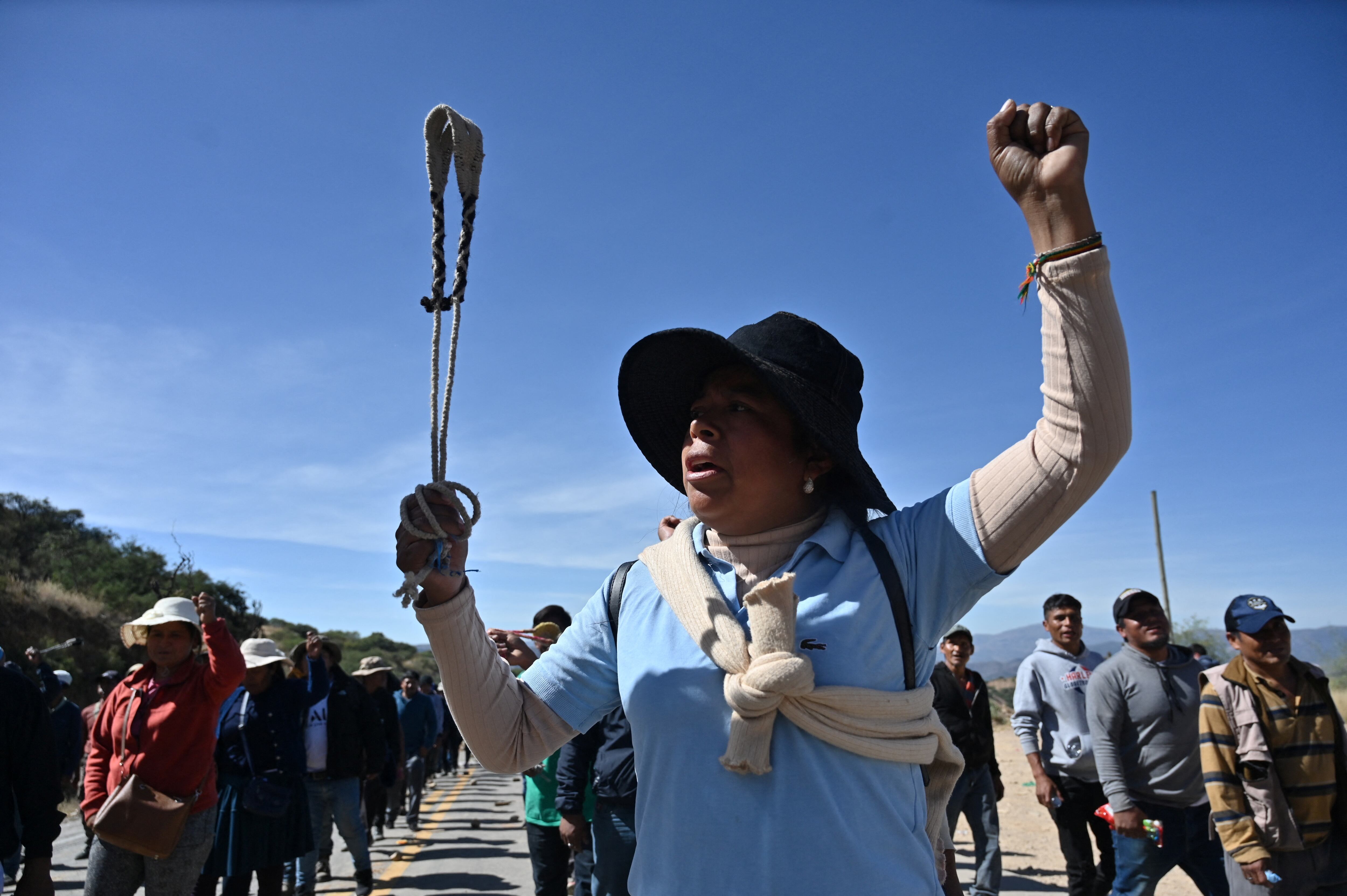 Una partidaria de Morales blande una honda mientras los manifestantes siguen bloqueando las carreteras que conectan el este y el oeste de Bolivia, en la localidad de Parotani, Cochabamba, Bolivia, el 9 de junio de 2025 (REUTERS/Claudia Morales)