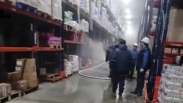 Los trabajadores del turno nocturno fueron los primeros en advertir el fuego y en intentar frenarlo con los medios disponibles antes de evacuar (Foto: captura de video)