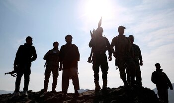 Soldados afganos toman posiciones durante