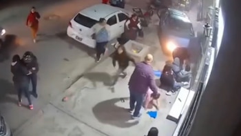 Salta: un hombre de 80 años perdió el control de su auto, se subió a la vereda y atropelló a 13 personas