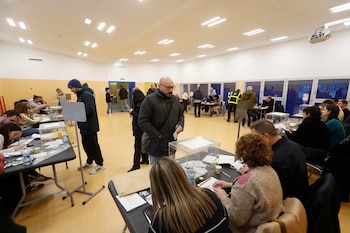 Varias personas votan en un