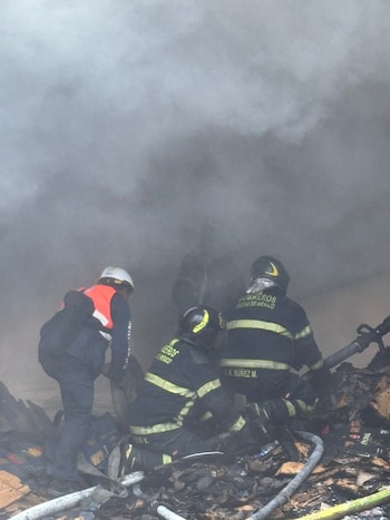 Las autoridades municipales trabajaron en conjunto con cuerpos de emergencia federales para sofocar el fuego