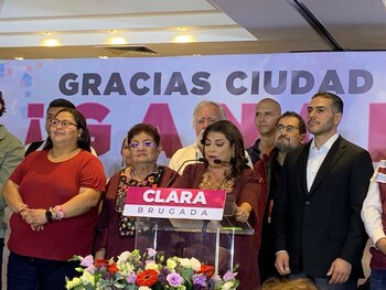 Clara Brugada y contingente morenista