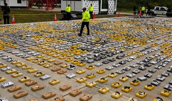 Un policía camina en medio