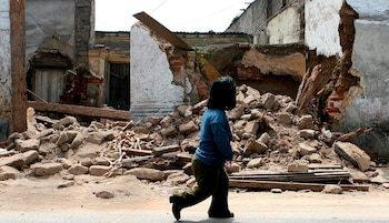 Viviendas destruidas, niños en las