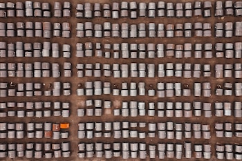 Bobinas de acero se encuentran en el patio de la planta siderúrgica ArcelorMittal Dofasco en Hamilton, Ontario, el jueves 20 de agosto de 2026 (Nick Iwanyshyn /The Canadian Press via AP)