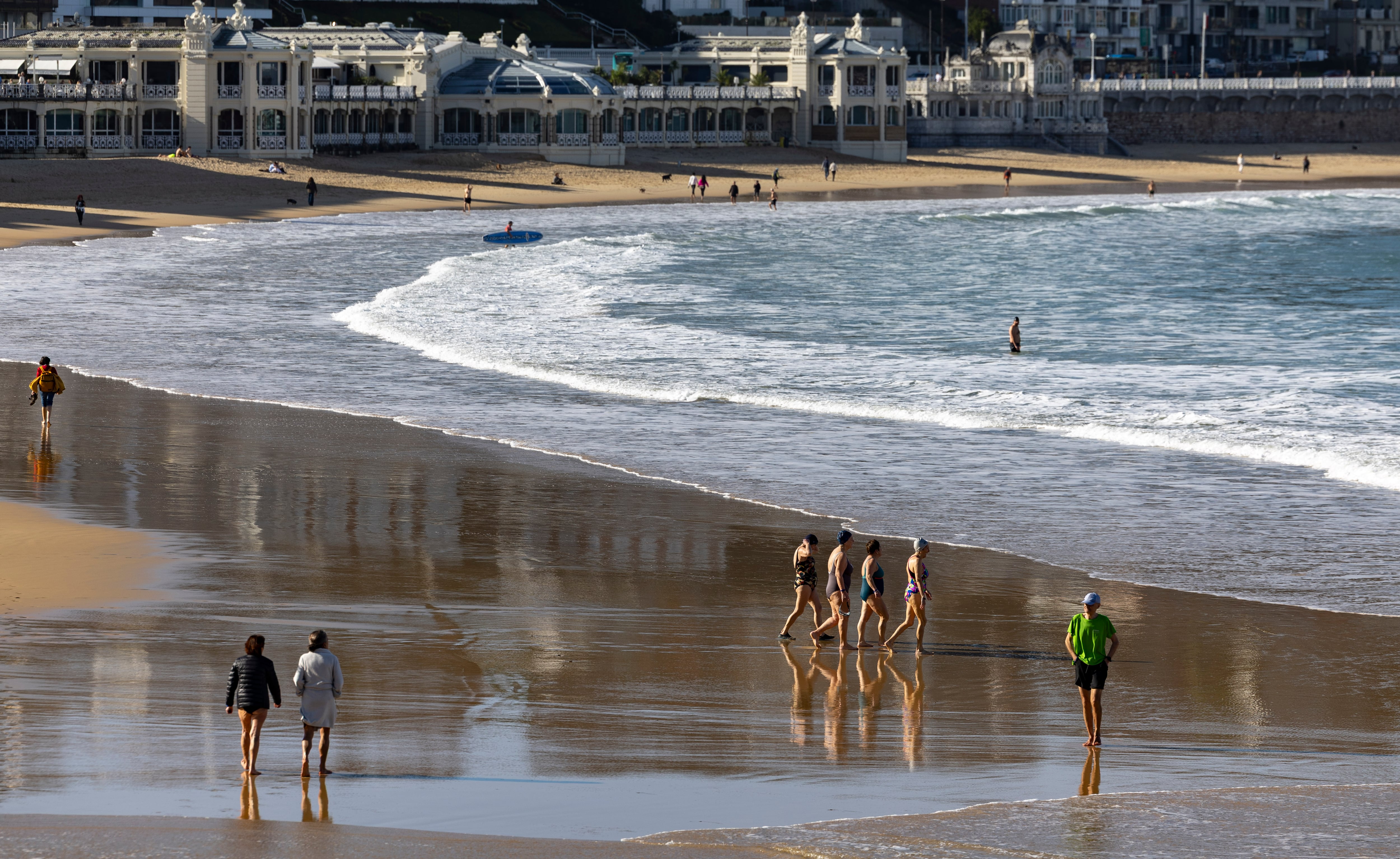 Vista de la playa de La Concha de San Sebastián, a 24 de febrero de 2026. (EFE/Javier Etxezarreta)