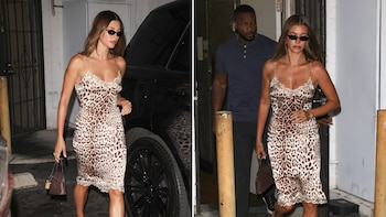 Hailey Bieber encendió la noche de Los Ángeles: el regreso del vestido lencero con el sello retro de los años 90