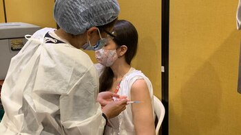 Ya inició la vacunación de