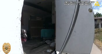 Los oficiales de policía sacaron