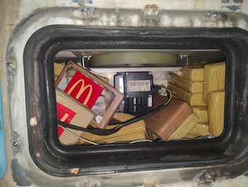 Los 80 paquetes de presunta droga fueron detectados dentro de contenedores con destino final a Thessaloniki, Grecia, tras inspecciones en la zona portuaria del Caribe. Tomada del Senam