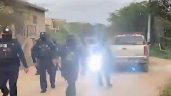 Reportero denuncia agresión de policías estatales mientras cubría asesinato de tres agentes en Comonfort, Guanajuato