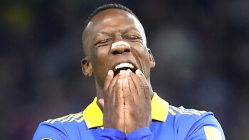 Luis Advíncula llegará con pocos