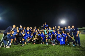 ¡Campeones de Centroamérica! Los jugadores de la Selección Sub-16 de El Salvador festejan con el trofeo del Torneo UNCAF FIFA Forward 2026 tras vencer a Panamá en Las Delicias (Cortesía: La Selecta SLV).