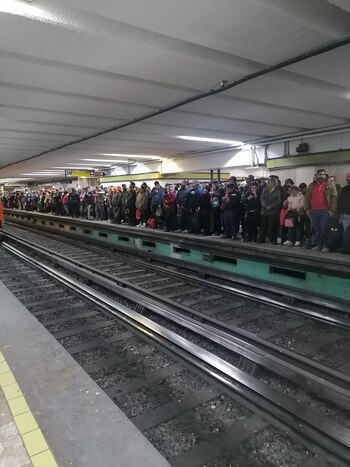 Usuarios abarrotan los pasillos de