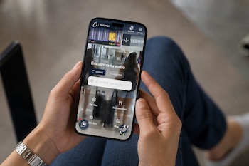 Manos de una persona sujetan un teléfono inteligente que exhibe la pantalla de la aplicación digital del Aeropuerto de Tocumen.