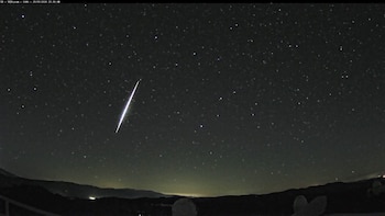 Una brillante bola de fuego captada por varios observatorios cruza e ilumina la costa de Málaga