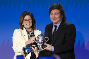El presidente de Argentina, Javier Milei, recibe el premio 'Global Champions of Free Enterprise' de manos de la presidenta y directora ejecutiva de la Cámara de Comercio de Estados Unidos, Suzanne Clark, este jueves en la sede de la cámara en Washington (EE.UU.). Milei aseguró que su modelo de gestión económica "entra en la categoría de un milagro" y manifestó su confianza en que los argentinos ratifiquen el modelo que representa en las elecciones presidenciales previstas para octubre de 2027. EFE/Lenin Nolly