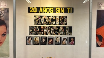 Metro CDMX rinde homenaje a Rocío Dúrcal con exposición fotográfica