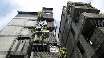 Salvadoreños siguen viviendo en 50 edificios con bandera roja pese a ser declarados inhabitables en la capital